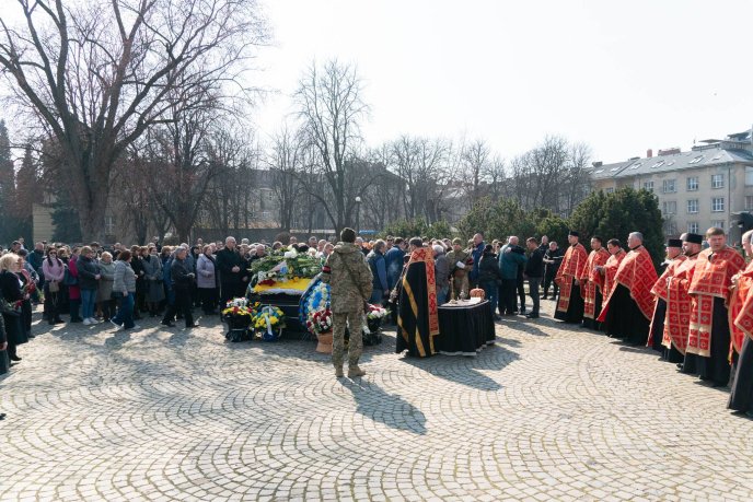 В Ужгороді поховали 39-річного військового, який загинув на війні – 02 В Ужгороді поховали 39-річного військового, який загинув на війні – 02