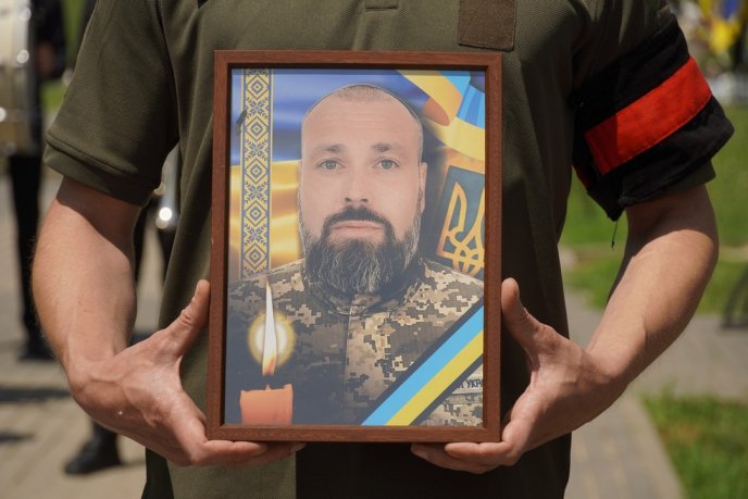 Поховали військового, який отримав важке поранення на фронті – 01