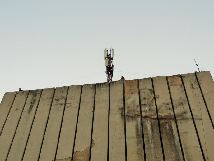 У центрі Берегова закріпили велетенський банер, щоб не видно було обшарпані стіни Будинку культури – 06