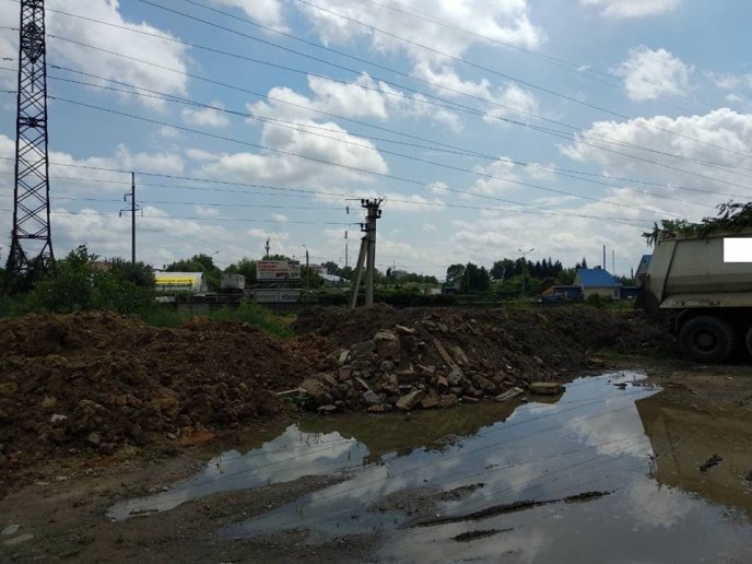 У Мукачеві водій вантажівки скидав промислове сміття на узбіччя міжнародної траси  – 01