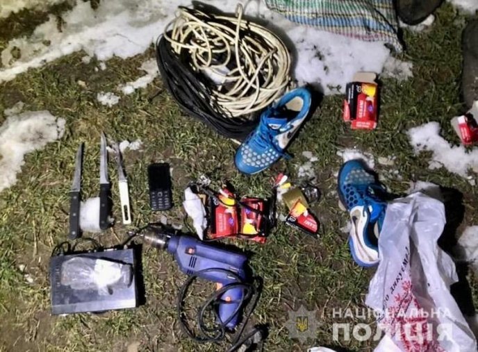 Вночі чоловіки увірвались у будинок закарпатки. Вони зв’язали жінку, били і погрожували  – 03