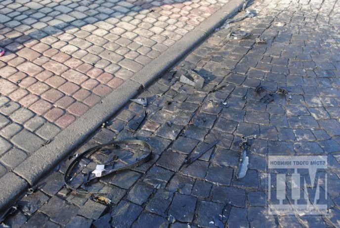 У Мукачеві біля військового шпиталю зіткнулись чотири автівки (ФОТО) – 06