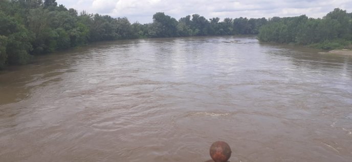 На Закарпатті чоловік стрибнув з мосту в річку і трохи не загинув – 04