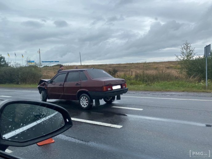 Аварія на Закарпатті: авто зазнало значних ушкоджень – 01