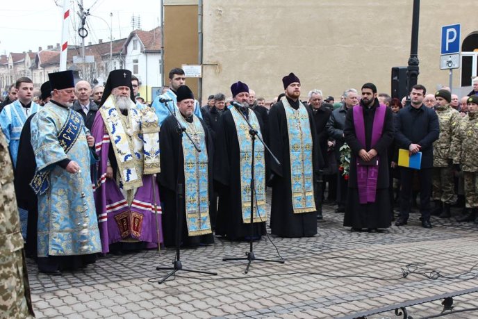 Пам’ять воїнів-інтернаціоналістів вшанували в центрі Мукачева – 02