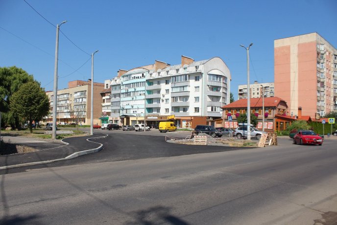 У Мукачівському міськвиконкомі прокоментували інцидент з асфальтуванням вулиці Данила Галицького під час дощу – 01