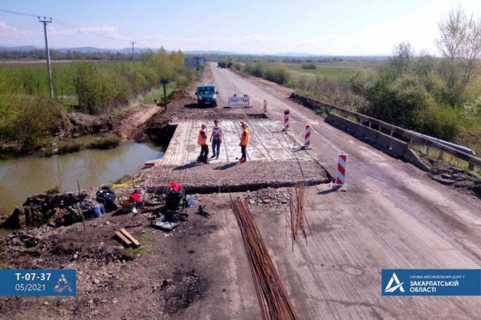На Закарпатті цілодобово ремонтують дороги до відомих курортів  – 01