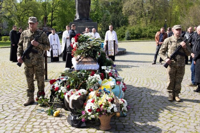 Назавжди залишиться у серцях: сьогодні закарпатці прощалися з 36-річним Героєм – 05 Назавжди залишиться у серцях: сьогодні закарпатці прощалися з 36-річним Героєм – 05