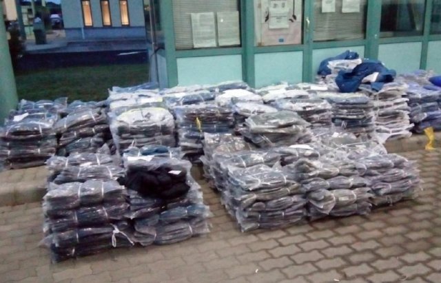 На в’їзді в Закарпаття угорські поліцейські затримали контрабандистів з подвійним громадянством, які переправляли партії одягу – 05