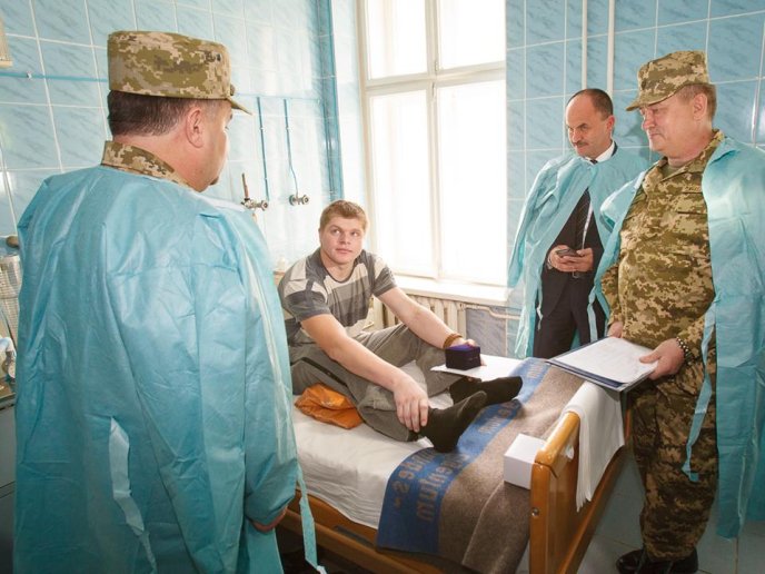 Міністр оборони нагородив військовослужбовців, які лікуються у Мукачеві – 03
