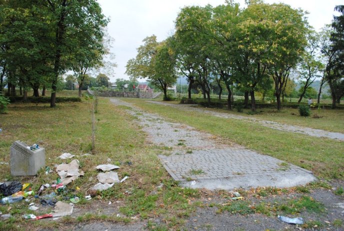 Мукачівці перетворили Комсомольський парк на сміттєзвалище (ФОТОРЕПОРТАЖ) – 07