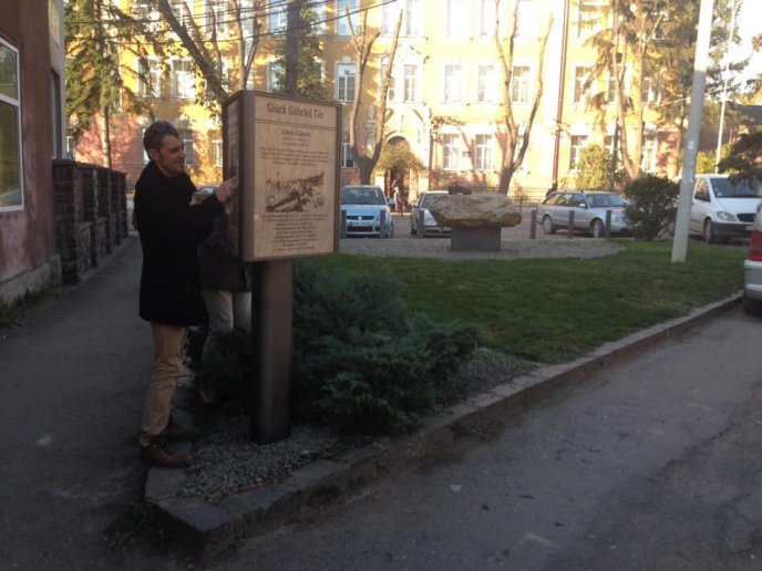 На площі Гаврила Глюка в Ужгороді відкрили стенд, присвячений відомому художнику – 04 На площі Гаврила Глюка в Ужгороді відкрили стенд, присвячений відомому художнику – 04
