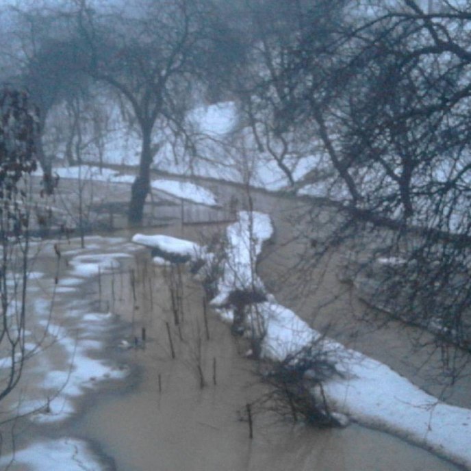 На Свалявщині велика вода підтопила оселі місцевих, люди у відчаї – 02