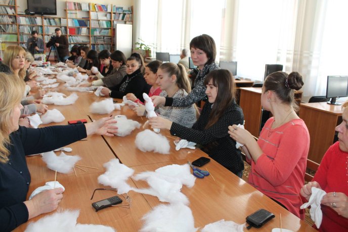 У Закарпатській обласній бібліотеці відбувся майстер-клас з виготовлення іграшок-валентинок – 08