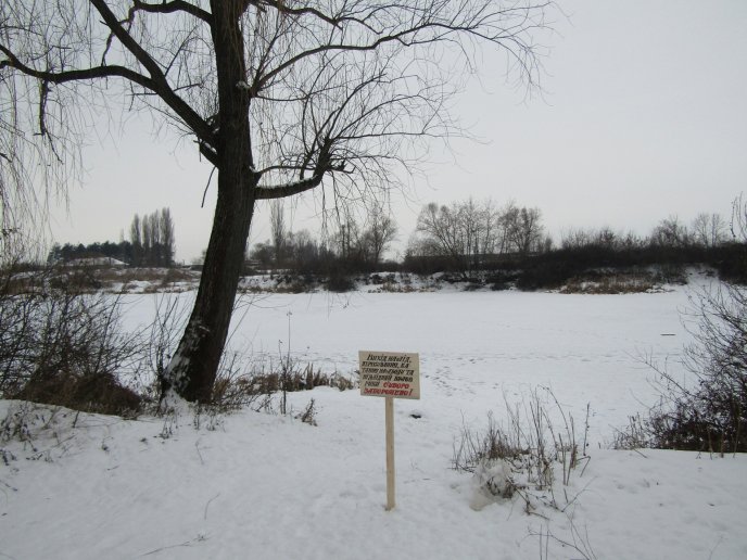 Ужгородські комунальники встановили попереджувальні таблички біля водойм – 05