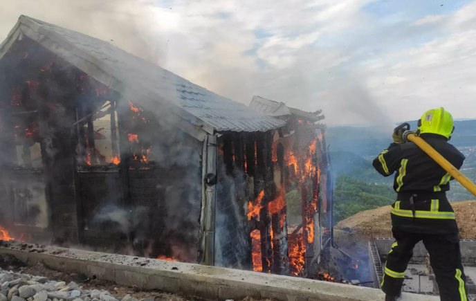 У селищі горіла лазня. 8 рятувальників гасили пожежу – 01 У селищі Дубове горіла лазня