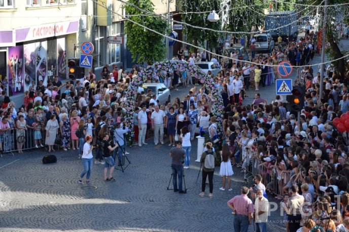 У Мукачеві стартував парад випускників – 08
