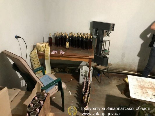 На Закарпатті припинено діяльність підпільного цеху, де виробляли «сурогатний» коньяк – 01 На Закарпатті припинено діяльність підпільного цеху, де виробляли «сурогатний» коньяк – 01