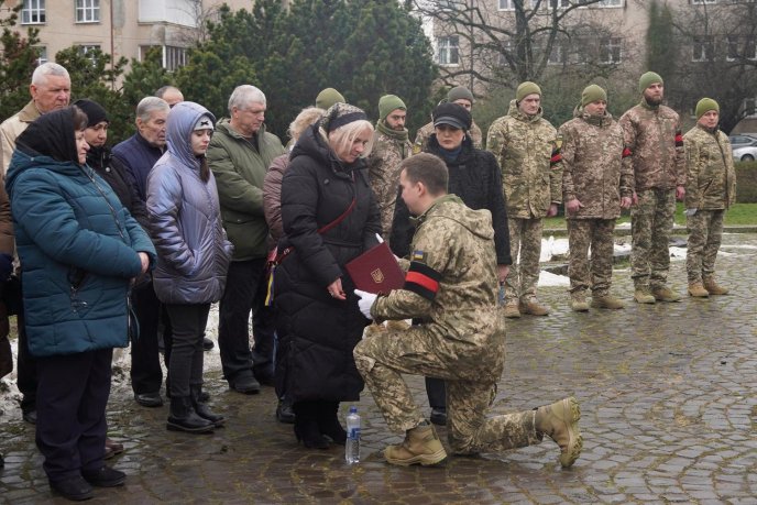 В Ужгород на щиті повернувся ще один Герой – 04