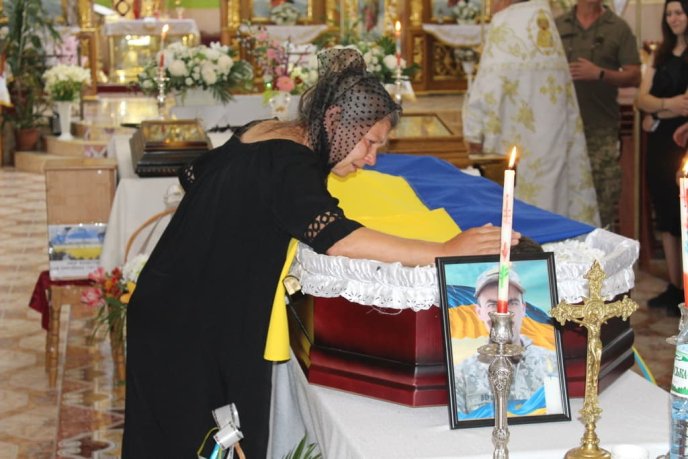 На Закарпатті в останню путь провели 32-річного захисника – 01