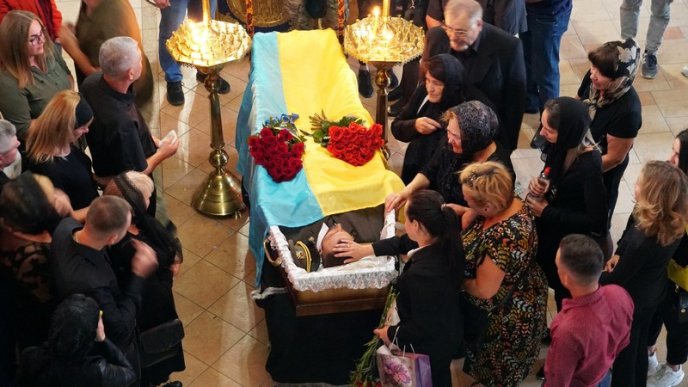 Мукачево сьогодні попрощалося з Героєм, який загинув на війні – 05