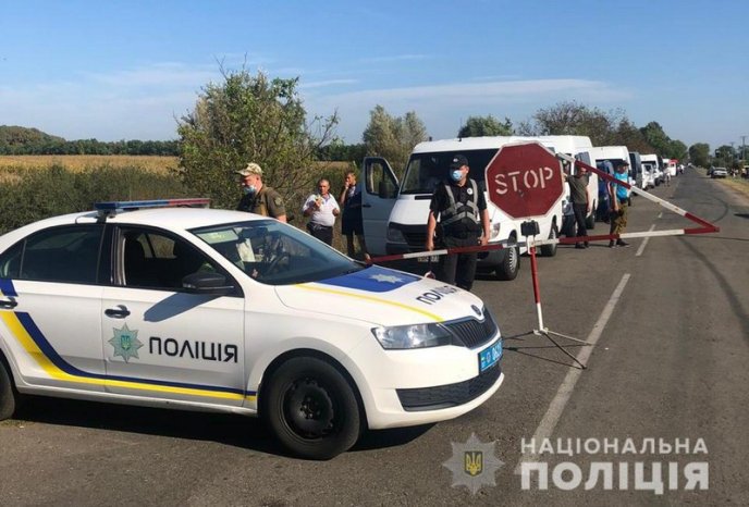 Величезні черги на КПП: довелось втрутитись поліції – 01