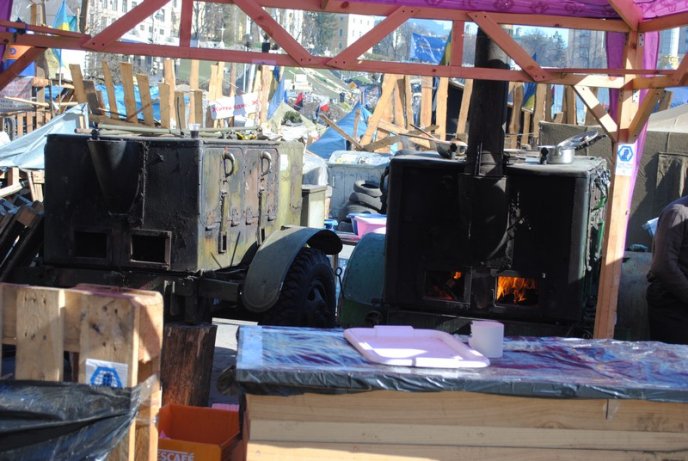 Один день з життя Майдану: на що перетворилась центральна площа України за місяць після революції (ФОТОРЕПОРТАЖ) – 03