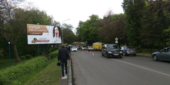 Потрійна ДТП в Ужгороді: зіткнулись дві іномарки та "Жигулі" – 01