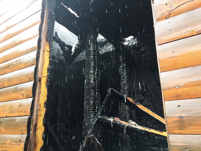 У гірському селищі Ясіня горів житловий будинок – 04 У гірському селищі Ясіня горів житловий будинок – 04