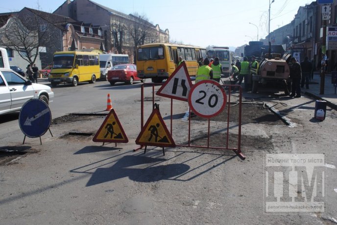 У Мукачеві ремонтують вулицю Миру (ФОТО) – 01