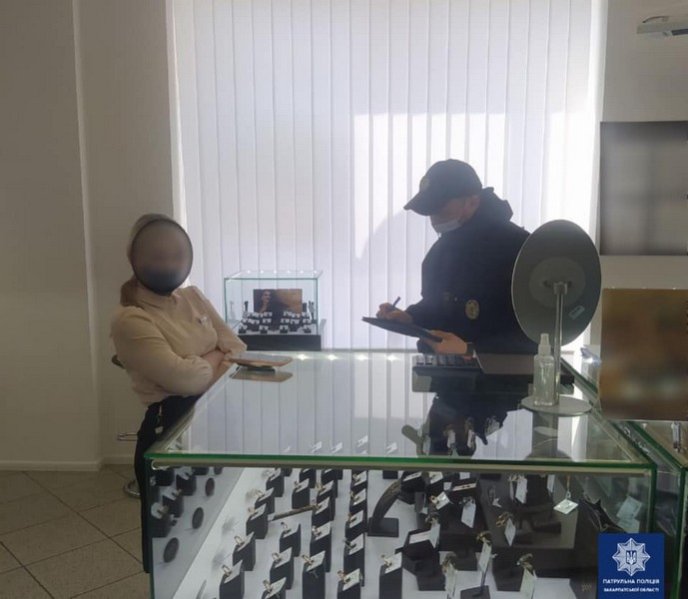 Патрульні припинили роботу двох крамниць через порушення карантину – 03