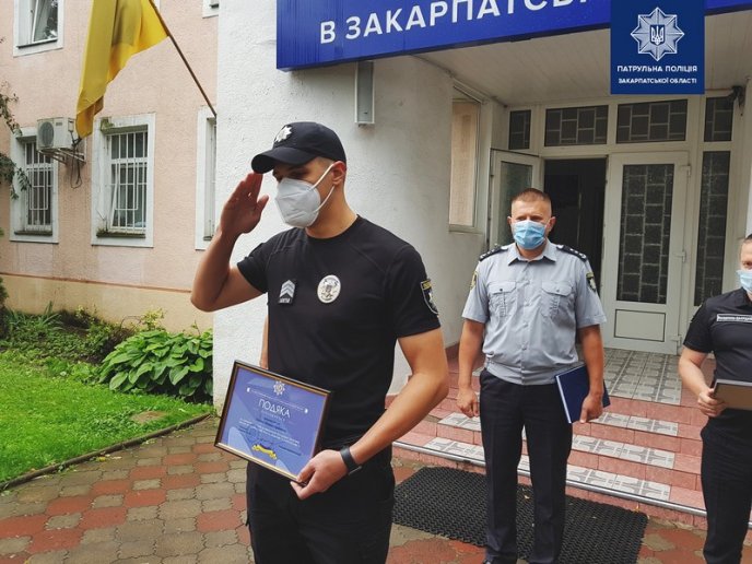 Двох закарпатських патрульних відзначили за сміливий вчинок – 02