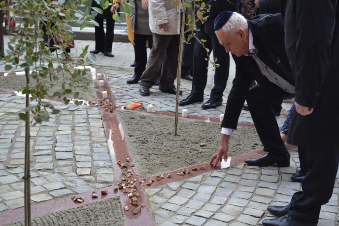 В Ужгороді відкрили пам’ятний знак жертвам Голокосту у вигляді шестикутної зірки Давида – 04