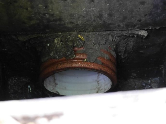 В Ужгороді прочищають вуличну зливову каналізаційну мережу – 04