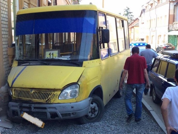 В Ужгороді маршрутка в’їхала в будинок – 01