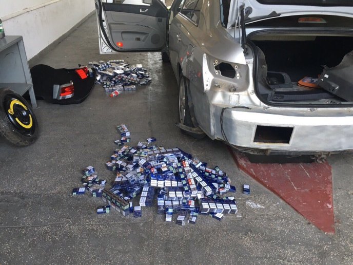 У громадянина України вилучили автомобіль через перевезення партії "лівих" цигарок – 02