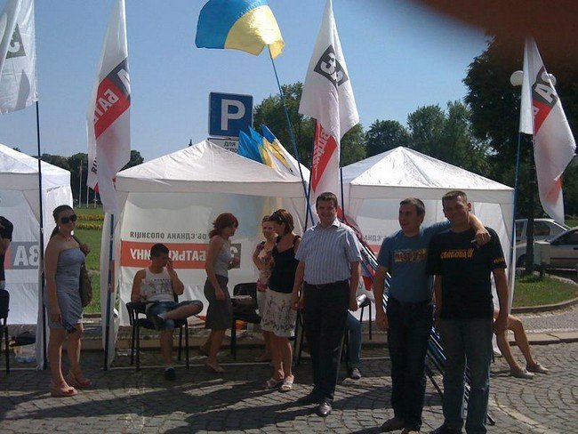Представники мукачівських опозиційних політичних сил пікетують ОДА (ФОТО) – 01 Представники мукачівських опозиційних політичних сил пікетують ОДА (ФОТО) – 01