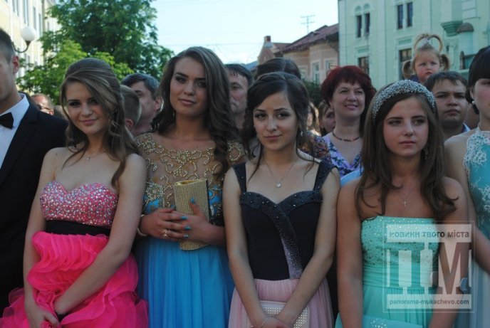У центрі Мукачева відбувся урочистий парад випускників (ФОТО) – 10