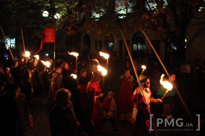 Яскраве святкування Дня святого Мартина у Мукачеві: парад ліхтариків, лицарські бої та вогняне шоу – 24 Яскраве святкування Дня святого Мартина у Мукачеві: парад ліхтариків, лицарські бої та вогняне шоу – 24