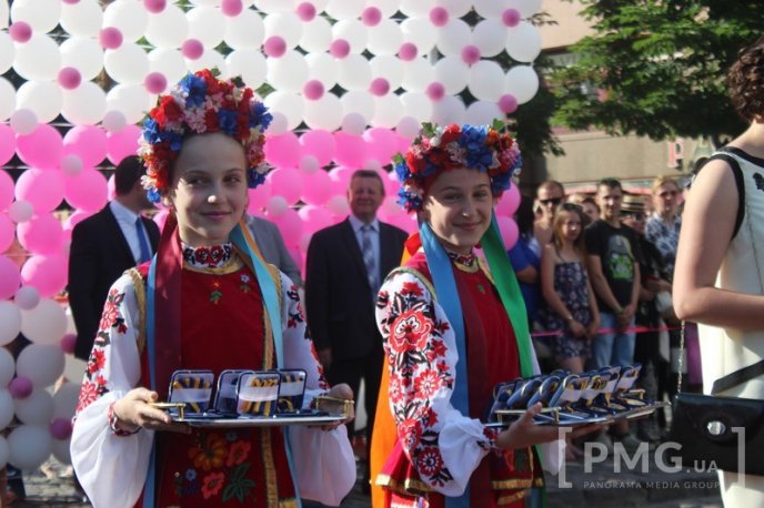 На центральній площі Мукачева проходить "Свято випускників – 2016"  – 18