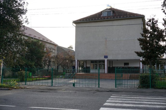 У Мукачеві в НВК №6 завершили благоустрій території – 02