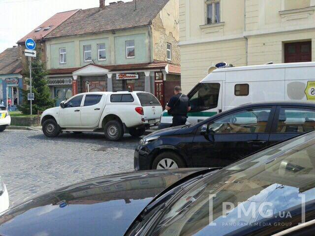 Незначна ДТП біля ратуші: іномарка зачепила автомобіль інкасаторів "Ощадбанку" – 01