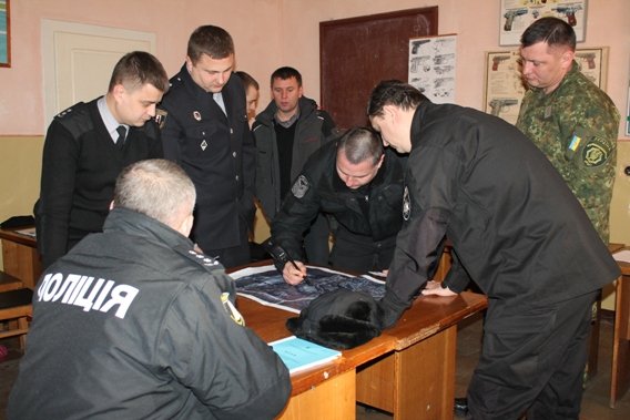 Розбійний напад на автозаправку, захоплення заручників та переговори зі злочинцями: поліцейські розповіли, що насправді відбувалося в Мукачеві – 08