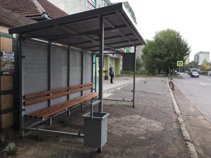 У Мукачеві продовжують встановлювати нові автобусні зупинки – 05