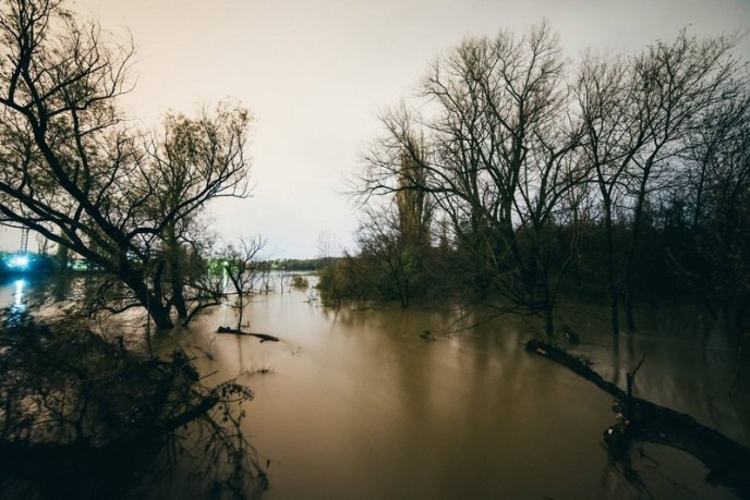 Страхітлива краса: фотограф зафіксував, як в Ужгороді виглядав паводок вночі  – 09