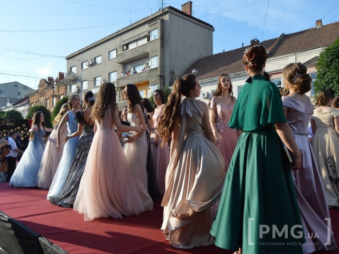 Парад випускників у Мукачеві: емоційні фото із заходу – 10