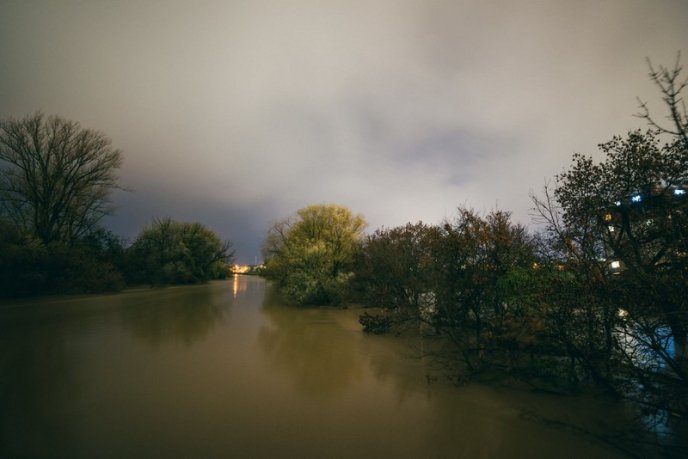 Страхітлива краса: фотограф зафіксував, як в Ужгороді виглядав паводок вночі  – 11