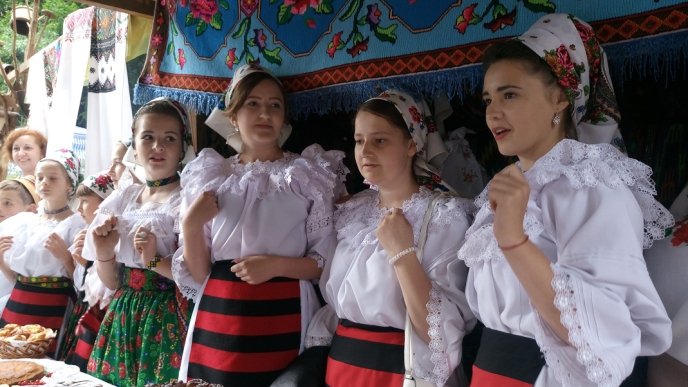 Як на фестивалі "Гуцульська бриндзя" гуляли та жартівливо білизну навиворіт одягали на "файну погоду" – 25 Як на фестивалі "Гуцульська бриндзя" гуляли та жартівливо білизну навиворіт одягали на "файну погоду" – 25