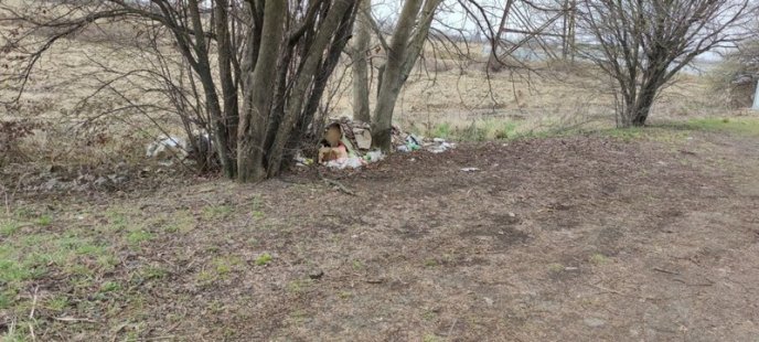 У Мукачеві будівельники залишили сміття на зеленій зоні – 03