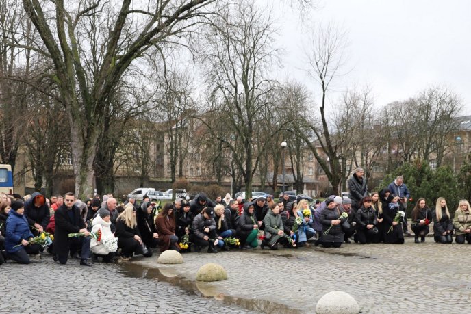 Життя обірвала ворожа куля: на Закарпатті поховали військового – 05